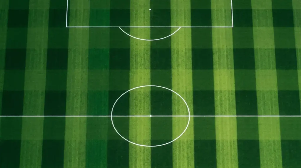 Markierungen eines Fußballfelds mit Mittelkreis und Strafraum aus erhöhter Perspektive