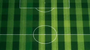 Markierungen eines Fußballfelds mit Mittelkreis und Strafraum aus erhöhter Perspektive